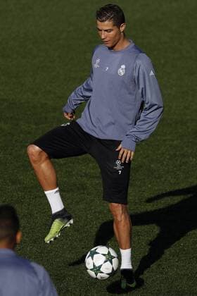 Real Madrid s Portuguese striker Cristiano Ronaldo during a team s training session at Valdebebas sports city in Madrid, Spain, 06 December 2016. Real Madrid will face Borussia Dortmund in a Champions League soccer match the upcoming 07 December. REAL MADRID TRAINING SESSION !ACHTUNG: NUR REDAKTIONELLE NUTZUNG!  GRA043 20161206-636166231219176015