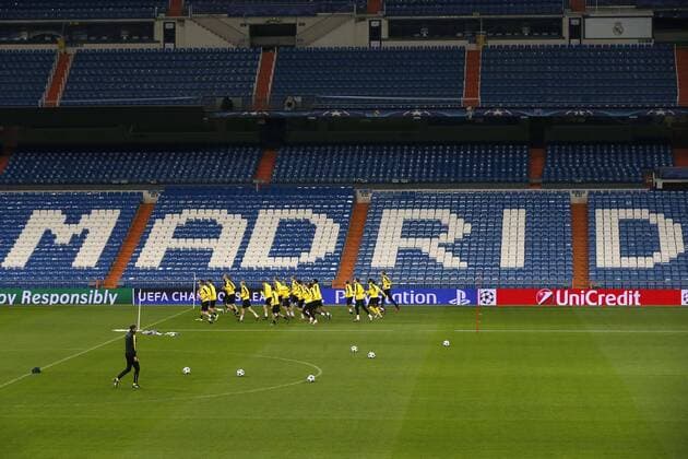 Bilder des Tages - SPORT Fußball, CL, Borussia Dortmund Training Borussia Dortmund s players coach Thomas Tuchel (C) during the training of the team held at Santiago Bernabeu stadium in Madrid, Spain, 06 December 2016. Real Madrid will face Borussia Dortmund in a Champions League soccer match the upcoming 07 December. Borussia Dortmund s training !ACHTUNG: NUR REDAKTIONELLE NUTZUNG!  20161206-636166494816607175