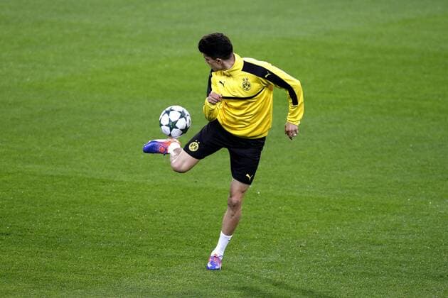 Borussia Dortmund s defender Marc Bartra during the training of the team held at Santiago Bernabeu stadium in Madrid, Spain, 06 December 2016. Real Madrid will face Borussia Dortmund in a Champions League soccer match the upcoming 07 December. Borussia Dortmund s training !ACHTUNG: NUR REDAKTIONELLE NUTZUNG!  20161206-636166508467524612