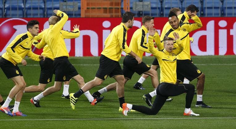 Borussia Dortmund s players during the training of the team held at Santiago Bernabeu stadium in Madrid, Spain, 06 December 2016. Real Madrid will face Borussia Dortmund in a Champions League soccer match the upcoming 07 December. Borussia Dortmund s training !ACHTUNG: NUR REDAKTIONELLE NUTZUNG!  20161206-636166509138016910