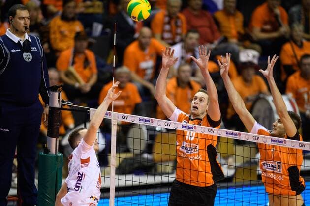 06.12.2016, Max Schmeling Halle, Berlin Volleyball, 2017 CEV Volleyball Champions League, Vorrunde, Berlin Recycling Volleys (GER) vs. Cucine Lube Civitanova (ITA) Angriff Denys Kaliberda ( 4 Civitanova) - Block Doppelblock Sebastian Kühner Kuehner ( 10 Berlin), Aleksandar Okolic ( 1 Berlin)