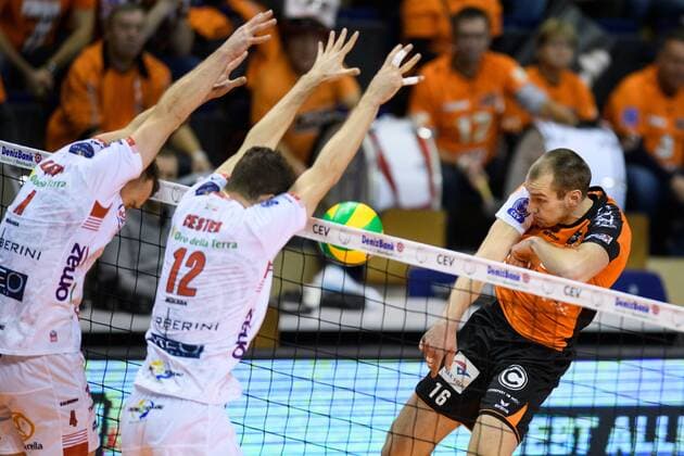 06.12.2016, Max Schmeling Halle, Berlin Volleyball, 2017 CEV Volleyball Champions League, Vorrunde, Berlin Recycling Volleys (GER) vs. Cucine Lube Civitanova (ITA) Block Doppelblock Denys Kaliberda ( 4 Civitanova), Enrico Cester ( 12 Civitanova) - Angriff Sebastian Kühner Kuehner ( 10 Berlin)