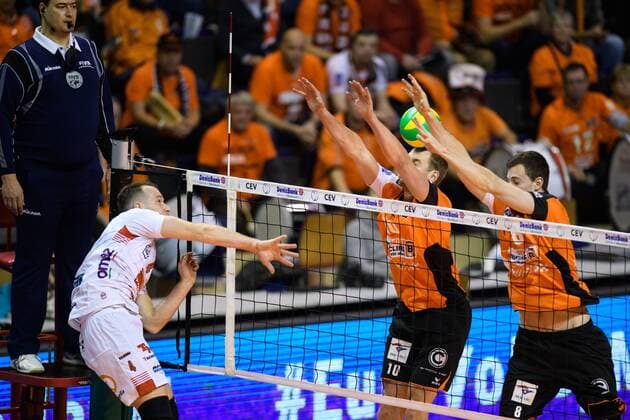 06.12.2016, Max Schmeling Halle, Berlin Volleyball, 2017 CEV Volleyball Champions League, Vorrunde, Berlin Recycling Volleys (GER) vs. Cucine Lube Civitanova (ITA) Angriff Denys Kaliberda ( 4 Civitanova) - Block Doppelblock Wouter ter Maat ( 16 Berlin), Graham Vigrass ( 8 Berlin)