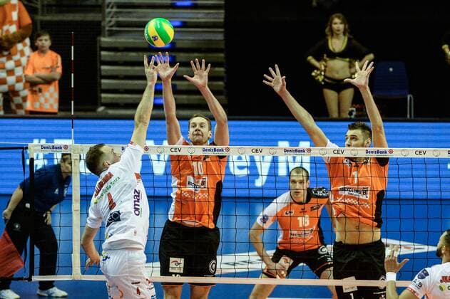 Volleyball, Herren, Saison 2016 17 CEV Champions League, 1. Spieltag, BR Volleys - Cucine Lube Civitanova, Denys Kaliberda (Nr. 4, Cucine Lube Civitanova), Sebastian Kühner (Nr. 10, Berlin Recycling Volleys), Aleksandar Okolic (Nr. 1, Berlin Recycling Volleys), 06.12.16,