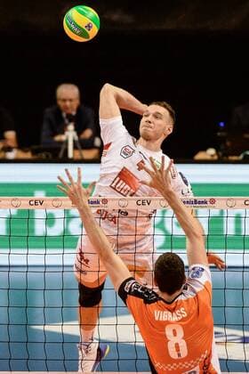 Volleyball, Herren, Saison 2016 17 CEV Champions League, 1. Spieltag, BR Volleys - Cucine Lube Civitanova, Denys Kaliberda (Nr. 4, Cucine Lube Civitanova), Graham Vigrass (Nr. 8, Berlin Recycling Volleys), 06.12.16,