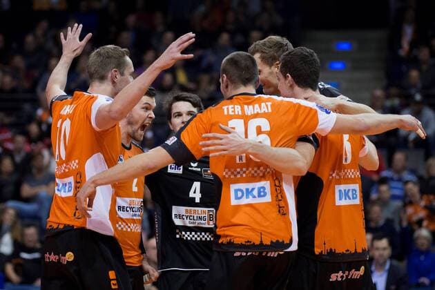 Berlin, Deutschland, 06.12.2016: Volleyball CEV Championsleague Saison 2016 2017 - Berlin Recycling Volleys - Cucine Lube Civitanova. Jubel v.li. Sebastian Kühner Kuehner (BR Volleys 10), Steven Marshall (BR Volleys 2), Luke Perry (BR Volleys 4), Wouter ter Maat (BR Volleys 16), Robert Kromm (BR Volleys 3), Graham Vigrass (BR Volleys 8)