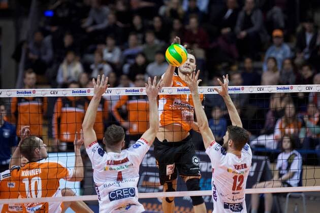 Berlin, Deutschland, 06.12.2016: Volleyball CEV Championsleague Saison 2016 2017 - Berlin Recycling Volleys - Cucine Lube Civitanova. Aleksandar Okolic (BR Volleys 1) gegen den Block aus Denis Kaliberda (Lube 4) und Enrico Cester (Lube 12)