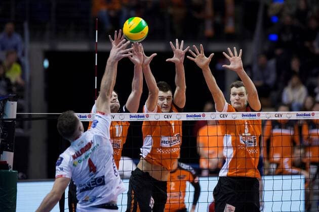 Berlin, Deutschland, 06.12.2016: Volleyball CEV Championsleague Saison 2016 2017 - Berlin Recycling Volleys - Cucine Lube Civitanova. Denis Kaliberda (Lube 4) gegen den Block aus Sebastian Kühner Kuehner (BR Volleys 10), Aleksandar Okolic (BR Volleys 1), Robert Kromm (BR Volleys 3)