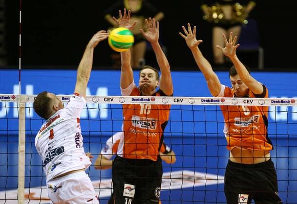 Denys Kaliberda im Angriff, Sebastian Kühner, Graham Vigrass Volleyball CEV CL Championsleague Herren Saison 2016 2017 06.12.2016 BR Volleys Berlin BRV vs. Cucine Lube Civitanova