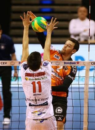 Steven Marshall im Angriff, Micah Christenson Volleyball CEV CL Championsleague Herren Saison 2016 2017 06.12.2016 BR Volleys Berlin BRV vs. Cucine Lube Civitanova