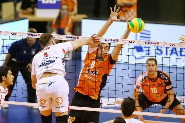 Denys Kaliberda im Angriff, Graham Vigrass, Sebastian Kühner Volleyball CEV CL Championsleague Herren Saison 2016 2017 06.12.2016 BR Volleys Berlin BRV vs. Cucine Lube Civitanova