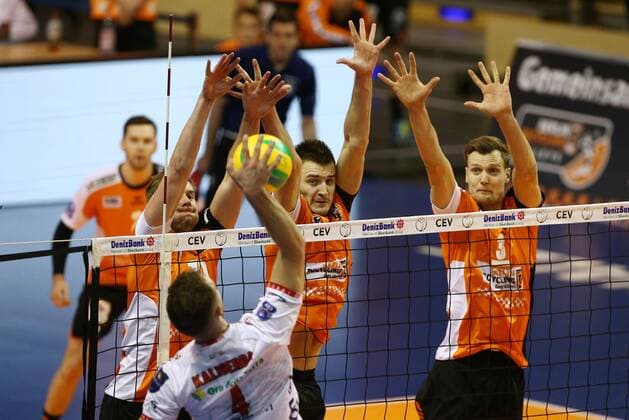 Denys Kaliberda im Angriff, Sebastian Kühner, Graham Vigrass, Robert Kromm Volleyball CEV CL Championsleague Herren Saison 2016 2017 06.12.2016 BR Volleys Berlin BRV vs. Cucine Lube Civitanova