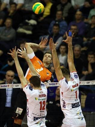 Robert Kromm im Angriff, Enrico Cester, Tsvetan Sokolov Volleyball CEV CL Championsleague Herren Saison 2016 2017 06.12.2016 BR Volleys Berlin BRV vs. Cucine Lube Civitanova