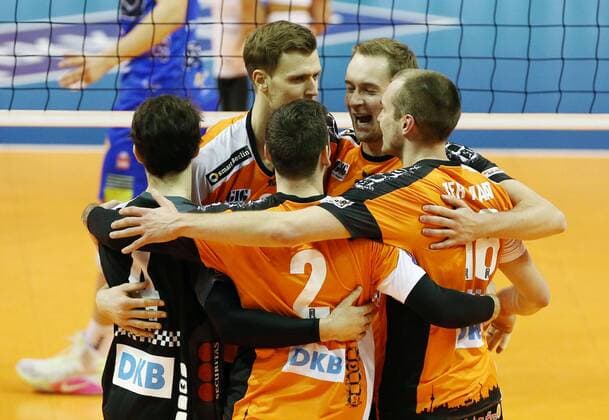 Luke Perry, Robert Kromm, Steven Marshall, Sebastian Kühner, Wouter ter Maat Freude Emotion jubelnd Jubel nach 1:1 Satzgewinn Volleyball CEV CL Championsleague Herren Saison 2016 2017 06.12.2016 BR Volleys Berlin BRV vs. Cucine Lube Civitanova