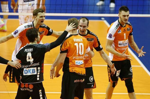 Luke Perry, Robert Kromm, Sebastian Kühner, Wouter ter Maat, Aleksandar Okolic Freude Emotion jubelnd Jubel nach 1:1 Satzgewinn Volleyball CEV CL Championsleague Herren Saison 2016 2017 06.12.2016 BR Volleys Berlin BRV vs. Cucine Lube Civitanova