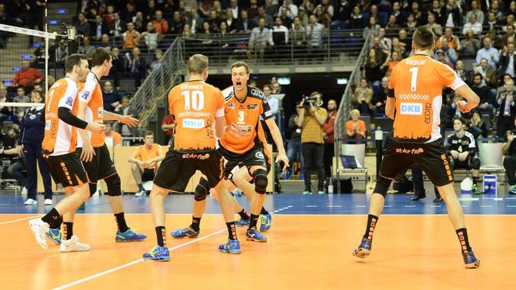 Volleyball, Herren, Saison 2016 17 CEV Champions League, 1. Spieltag, BR Volleys - Cucine Lube Civitanova, Jubel bei den BR Volleys nach einem Punktgewinn, 06.12.16,