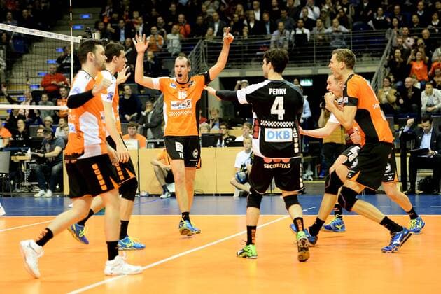 Volleyball, Herren, Saison 2016 17 CEV Champions League, 1. Spieltag, BR Volleys - Cucine Lube Civitanova, Jubel bei den BR Volleys nach einem Punktgewinn, 06.12.16,