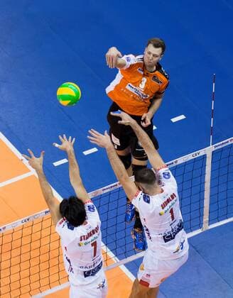 Berlin, Deutschland, 06.12.2016: Volleyball CEV Championsleague Saison 2016 2017 - Berlin Recycling Volleys - Cucine Lube Civitanova. Robert Kromm (BR Volleys 3) gegen den Block aus Dragan Stankovic (Lube 7) und Tsvetan Sokolov (Lube 1)