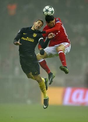 Fußball, CL, Bayern München - Atletico Madrid 06.12.2016, Fussball Champions-League 2016 2017, Vorrunde 6.Spieltag, FC Bayern München - Atletico Madrid, in der Allianzarena München. v.l Angel Correa (Atletico Madrid) gegen Robert Lewandowski (FC Bayern München) 