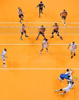 Berlin, Deutschland, 06.12.2016: Volleyball CEV Championsleague Saison 2016 2017 - Berlin Recycling Volleys - Cucine Lube Civitanova. Spielfeld Übersicht, Lube hechtet einem Ball hinterher.