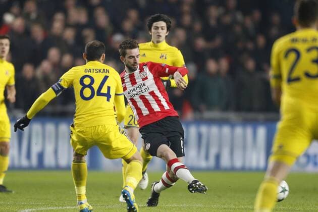 Fußball, CL, PSV Eindhoven - FK Rostow (L-R), Aleksandr Gatskan of FK Rostov, Davy Propper of PSVduring the UEFA Champions League group D match between PSV Eindhoven and FK Rostov on December 06, 2016 at the Philips stadium in Eindhoven, The Netherlands. PSV v FK Rostov UEFA Champions League 2016 2017 xVIxJeroenxPutmansxIVx 6715386