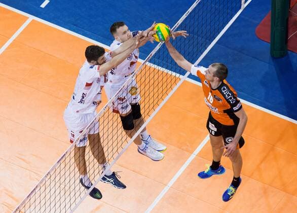 Berlin, Deutschland, 06.12.2016: Volleyball CEV Championsleague Saison 2016 2017 - Berlin Recycling Volleys - Cucine Lube Civitanova. Wouter ter Maat (BR Volleys 16) gegen den Block aus Enrico Cester (Lube 12) und Denis Kaliberda (Lube 4)
