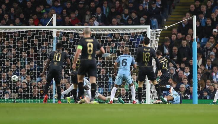 Fußball, CL, Manchester City - Celtic Glasgow Football - 2016 2017 UEFA Champions League - Group C: Manchester City vs. Celtic Patrick Roberts of Celtic scores during the match at the Ethihad Stadium. COLORSPORT LYNNE CAMERON 