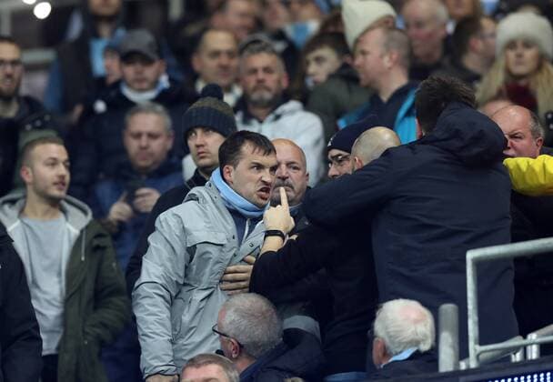 Fußball, CL, Manchester City - Celtic Glasgow Football - 2016 2017 UEFA Champions League - Group C: Manchester City vs. Celtic fans argue during the match at the Ethihad Stadium. COLORSPORT LYNNE CAMERON 