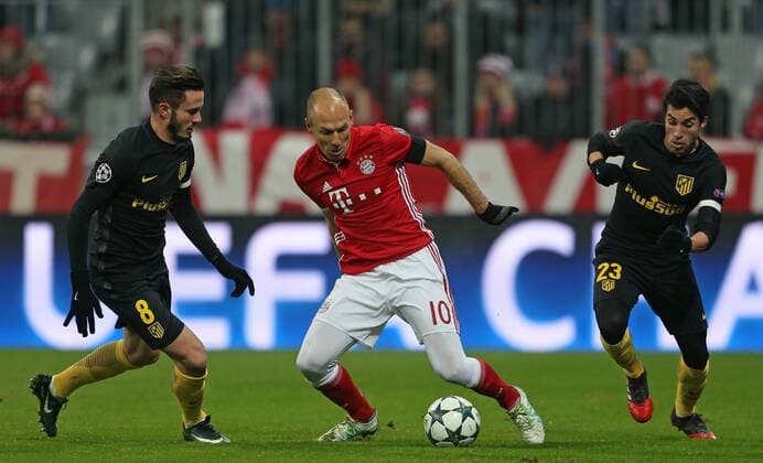 SOCCER - CL, Bayern vs Madrid MUNICH,GERMANY,06.DEC.16 - SOCCER - UEFA Champions League, group stage, FC Bayern Muenchen vs Atletico Madrid. Image shows Saul Niguez (Atletico), Arjen Robben (Bayern) and Nicolas Gaitan (Atletico). GEPAxpictures xThomasxBachun