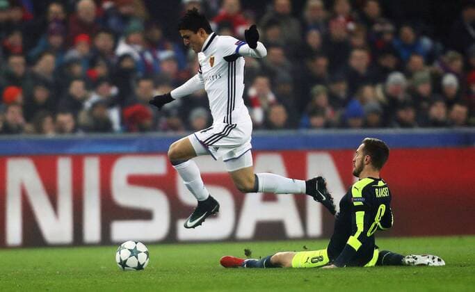 Fußball, CL, FC Basel - FC Arsenal SOCCER - CL, Basel vs Arsenal BASEL,SWITZERLAND,06.DEC.16 - SOCCER - UEFA Champions League, group stage, FC Basel vs Arsenal FC. Image shows Omar Gaber (Basel) and Aaron Ramsey (Arsenal). GEPAxpictures xMatthiasxHauer