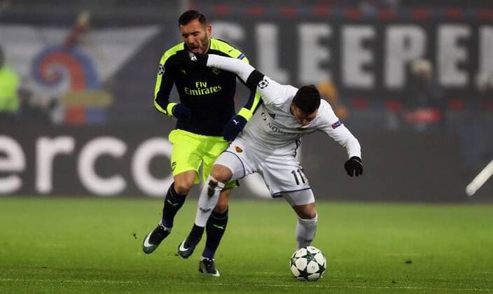 Fußball, CL, FC Basel - FC Arsenal SOCCER - CL, Basel vs Arsenal BASEL,SWITZERLAND,06.DEC.16 - SOCCER - UEFA Champions League, group stage, FC Basel vs Arsenal FC. Image shows Lucas Perez (Arsenal) and Renato Steffen (Basel). GEPAxpictures xMatthiasxHauer