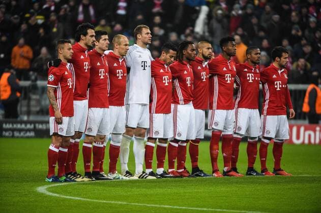 Fußball, CL, Bayern München - Atletico Madrid GER, Champions League, FC Bayern Muenchen vs Atletico Madrid 06.12.2016, Allianz-Arena, Muenchen, GER, Champions League, FC Bayern Muenchen vs Atletico Madrid, im Bild Gedenkminute fuer das Flugzeugunglueck in kolumbien, Der FC Bayern Muenchen nordphotox xSchreyer