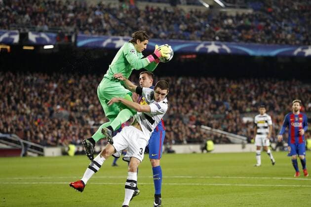 Fußball, CL, FC Barcelona - Borussia Mönchengladbach (L-R) goalkeeper Yann Sommer of Borussia Monchengladbach, Andreas Christensen of Borussia Monchengladbach, Paco Alcacer of FC Barcelonaduring the UEFA Champions League group C match between FC Barcelona Barca and Borussia Monchengladbach on December 06, 2016 at the Camp Nou stadium in Barcelona, Spain. FC Barcelona v Borussia Monchengladbach UEFA Champions League 2016 2017 xVIxxIVx 6715532