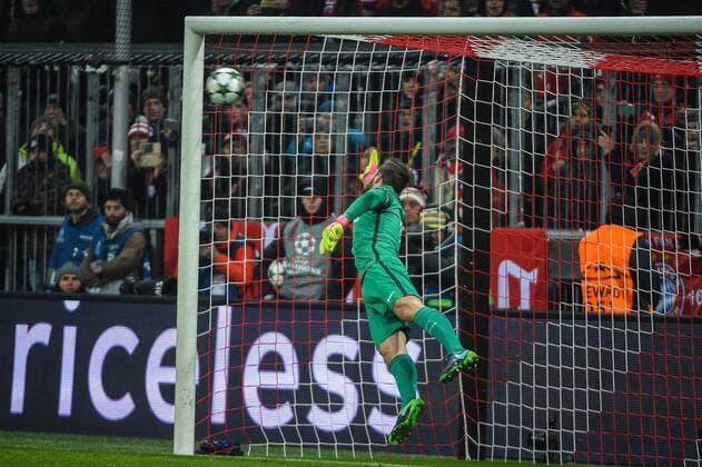 GER, Champions League, FC Bayern Muenchen vs Atletico Madrid 06.12.2016, Allianz-Arena, Muenchen, GER, Champions League, FC Bayern Muenchen vs Atletico Madrid, im Bild Torwart Jan Oblak (Atletico Madrid 13) kassiert das 1:0 durch Freistoss Robert Lewandowski (FC Bayern Muenchen 9) nordphotox xSchreyer