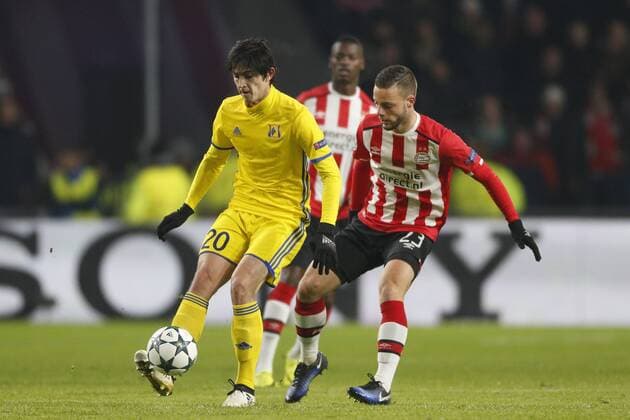 Fußball, CL, PSV Eindhoven - FK Rostow (L-R), Sardar Azmoun of FK Rostov, Bart Ramselaar of PSVduring the UEFA Champions League group D match between PSV Eindhoven and FK Rostov on December 06, 2016 at the Philips stadium in Eindhoven, The Netherlands. PSV v FK Rostov UEFA Champions League 2016 2017 xVIxJeroenxPutmansxIVx 6715678