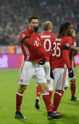06.12.2016, Fussball Champions-League 2016 2017, Vorrunde 6.Spieltag, FC Bayern München - Atletico Madrid, in der Allianzarena München. Torjubel Robert Lewandowski (li, FC Bayern München). 