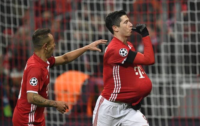 TOR zum 1:0 durch Robert Lewandowski FC Bayern München per Freistoß Torjubel schnappt sich Ball legt ihn unter Trikot Finger in Mund Babyjubel mit Rafinha FC Bayern München Champions League CL Gruppenphase FC Bayern München FCB vs Atletico Madrid 06.12.2016
