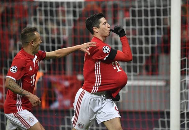 TOR zum 1:0 durch Robert Lewandowski FC Bayern München per Freistoß Torjubel schnappt sich Ball legt ihn unter Trikot Finger in Mund Babyjubel mit Rafinha FC Bayern München Champions League CL Gruppenphase FC Bayern München FCB vs Atletico Madrid 06.12.2016