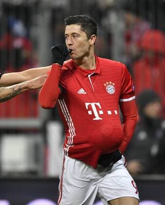 TOR zum 1:0 durch Robert Lewandowski FC Bayern München per Freistoß Torjubel schnappt sich Ball legt ihn unter Trikot Finger in Mund Babyjubel mit Rafinha FC Bayern München Champions League CL Gruppenphase FC Bayern München FCB vs Atletico Madrid 06.12.2016