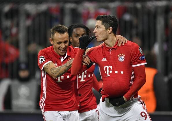 Bilder des Tages - SPORT TOR zum 1:0 durch Robert Lewandowski FC Bayern München per Freistoß Torjubel schnappt sich Ball legt ihn unter Trikot Finger in Mund Babyjubel mit Rafinha FC Bayern München Champions League CL Gruppenphase FC Bayern München FCB vs Atletico Madrid 06.12.2016