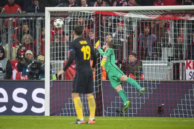 GER, UEFA CL, FC Bayern Muenchen (GER) vs Atletico Madrid (ESP) 06.12.2016, Allianz Arena, Muenchen, GER, UEFA CL, FC Bayern Muenchen (GER) vs Atletico Madrid (ESP) , Gruppe D, im Bild Tor zum 1-0 durch Robert Lewandowski (FCB 9) mit Jan Oblak (Atletico 13) Foto © nordphoto Straubmeier nordphotox xStraubmeier