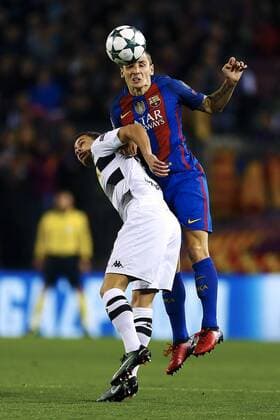Fußball, CL, FC Barcelona - Borussia Mönchengladbach FC Barcelona Barca s French defender Lucas Digne (R) goes for a header against Borussia Monchengladbach s Belgian striker Thorgan Hazard during their Champions League 6th round match at Camp Nou stadium in Barcelona, Catalonia, Spain, 06 December 2016. EFE Alejandro Garcia BARCELONA VS. BORUSSIA MONCHENGLADBACH !ACHTUNG: NUR REDAKTIONELLE NUTZUNG!  BCN001 20161206-636166564047299904