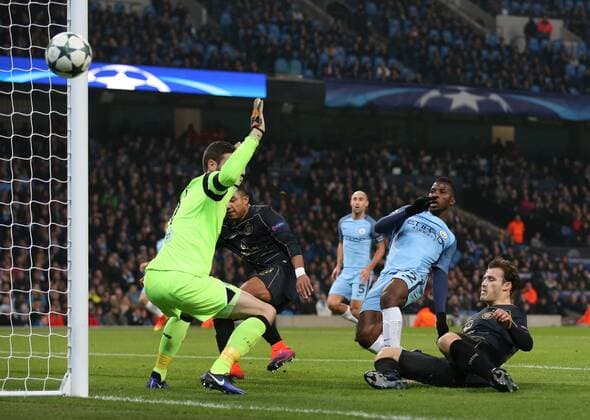 Fußball, CL, Manchester City - Celtic Glasgow Kelechi Iheanacho of Manchester City puts a chance the wrong side of the post during the Champions League Group C match at the Etihad Stadium, Manchester. Picture date: December 6th, 2016. Pic Simon Bellis Sportimage EDITORIAL USE ONLY. No use with unauthorised audio, video, data, fixture lists, club league logos or live services. Online in-match use limited to 120 images, no video emulation. No use in betting, games or single club league player publications.