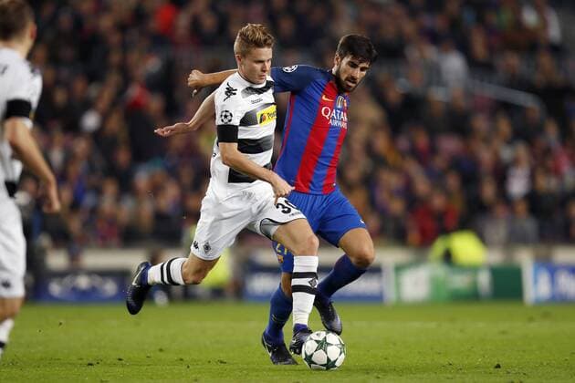 Fußball, CL, FC Barcelona - Borussia Mönchengladbach (L-R) Nico Elvedi of Borussia Monchengladbach, Andre Gomes of FC Barcelonaduring the UEFA Champions League group C match between FC Barcelona Barca and Borussia Monchengladbach on December 06, 2016 at the Camp Nou stadium in Barcelona, Spain. FC Barcelona v Borussia Monchengladbach UEFA Champions League 2016 2017 xVIxxIVx 6715795