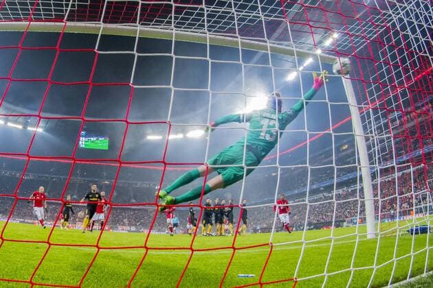 Bilder des Tages - SPORT GER, UEFA CL, FC Bayern Muenchen (GER) vs Atletico Madrid (ESP) 06.12.2016, Allianz Arena, Muenchen, GER, UEFA CL, FC Bayern Muenchen (GER) vs Atletico Madrid (ESP) , Gruppe D, im Bild Tor zum 1-0 durch Robert Lewandowski (FCB 9) mit Jan Oblak (Atletico 13) Foto © nordphoto Straubmeier nordphotox xStraubmeier