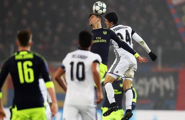 Fußball, CL, FC Basel - FC Arsenal SOCCER - CL, Basel vs Arsenal BASEL,SWITZERLAND,06.DEC.16 - SOCCER - UEFA Champions League, group stage, FC Basel vs Arsenal FC. Image shows Aaron Ramsey (Arsenal) and Mohamed Elyounoussi (Basel). GEPAxpictures xMatthiasxHauer