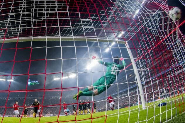 GER, UEFA CL, FC Bayern Muenchen (GER) vs Atletico Madrid (ESP) 06.12.2016, Allianz Arena, Muenchen, GER, UEFA CL, FC Bayern Muenchen (GER) vs Atletico Madrid (ESP) , Gruppe D, im Bild Tor zum 1-0 durch Robert Lewandowski (FCB 9) mit Jan Oblak (Atletico 13) Foto © nordphoto Straubmeier nordphotox xStraubmeier
