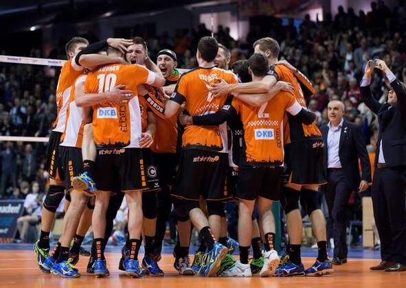 Berlin, Deutschland, 06.12.2016: Volleyball CEV Championsleague Saison 2016 2017 - Berlin Recycling Volleys - Cucine Lube Civitanova. Schlussjubel BR Volleys