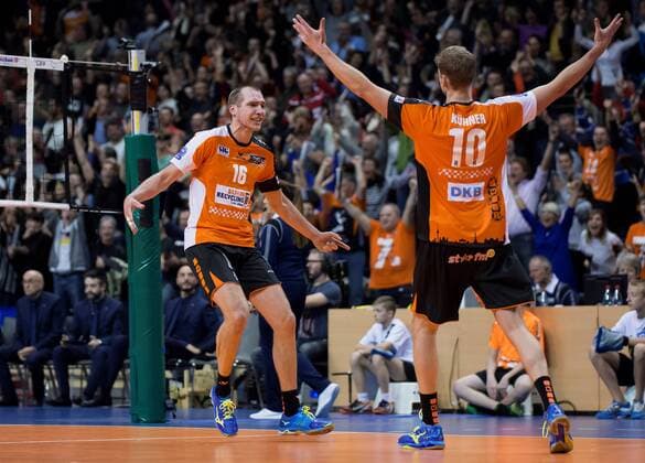 Berlin, Deutschland, 06.12.2016: Volleyball CEV Championsleague Saison 2016 2017 - Berlin Recycling Volleys - Cucine Lube Civitanova. Jubel Wouter ter Maat (BR Volleys 16), Sebastian Kühner Kuehner (BR Volleys 10)