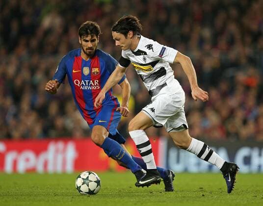 Fußball, CL, FC Barcelona - Borussia Mönchengladbach 06.12.2016, Fussball UEFA Champions League 2016 2017, Gruppenphase, 6.Spieltag, FC Barcelona Barca - Borussia Mönchengladbach im Stadion Camp Nou Barcelona (Spanien). v.l. Andre Gomes (FC Barcelona) gegen Nico Schulz (Gladbach) 